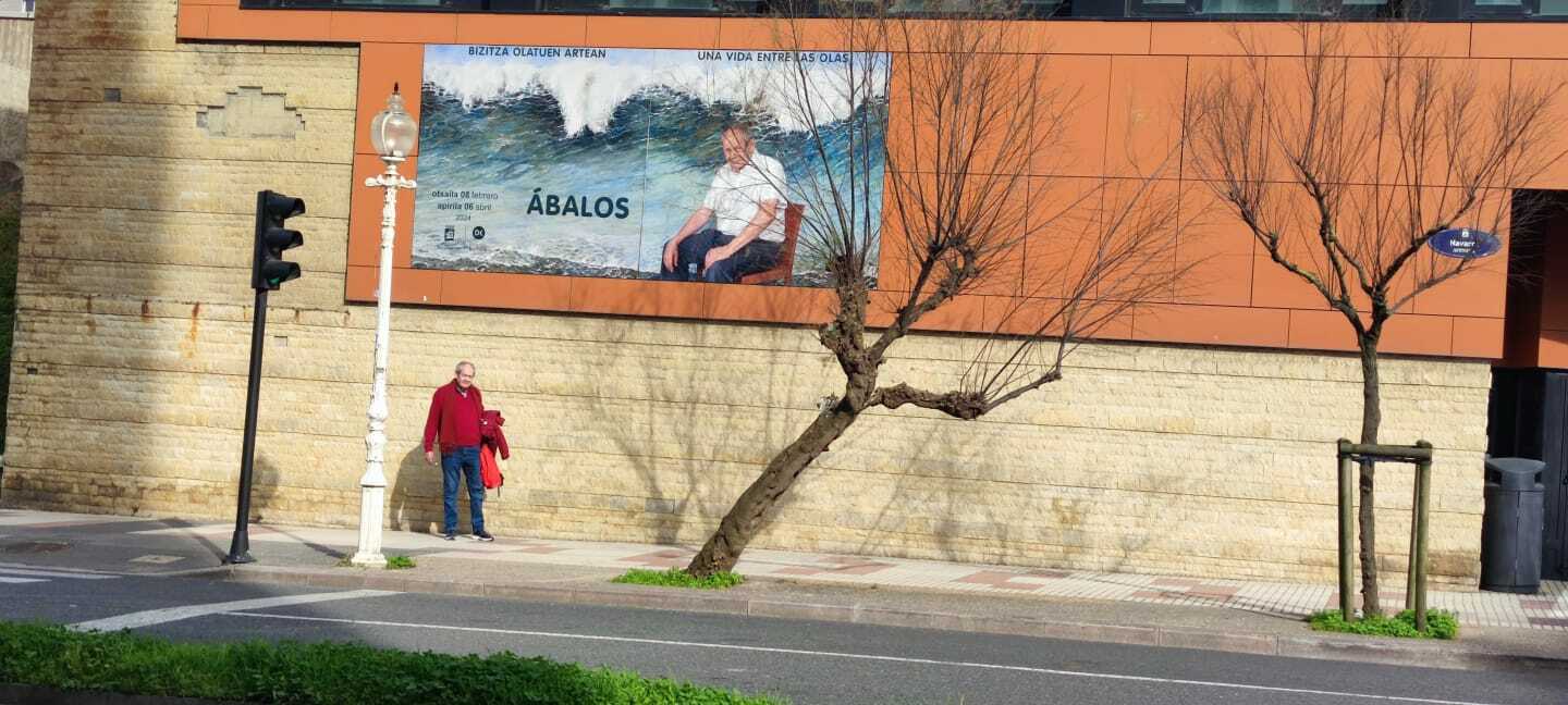 Cartel Ábalos en fachada Okendo Okendoko parretan Abalos kartela